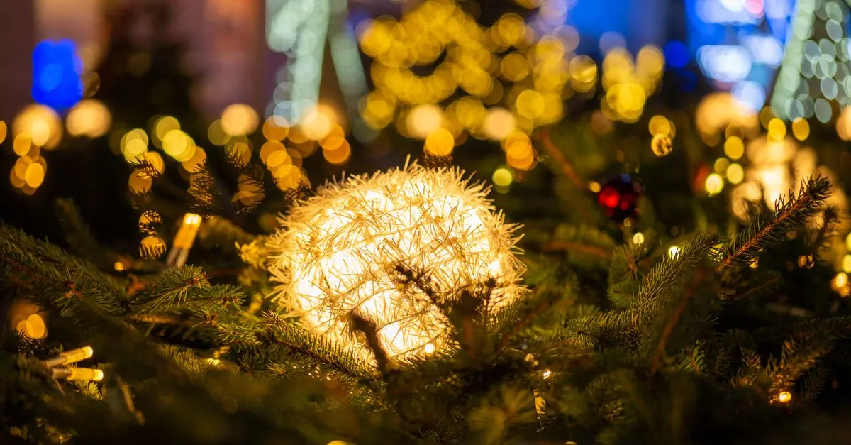 Les meilleures techniques pour illuminer votre sapin de Noël
