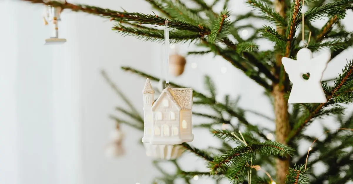 Astuces pour créer un sapin de Noël lumineux et éco-responsable