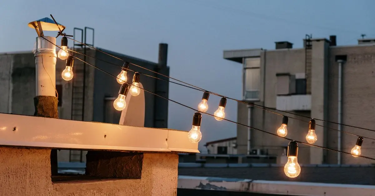Idées pour décorer votre balcon avec des lumières festives