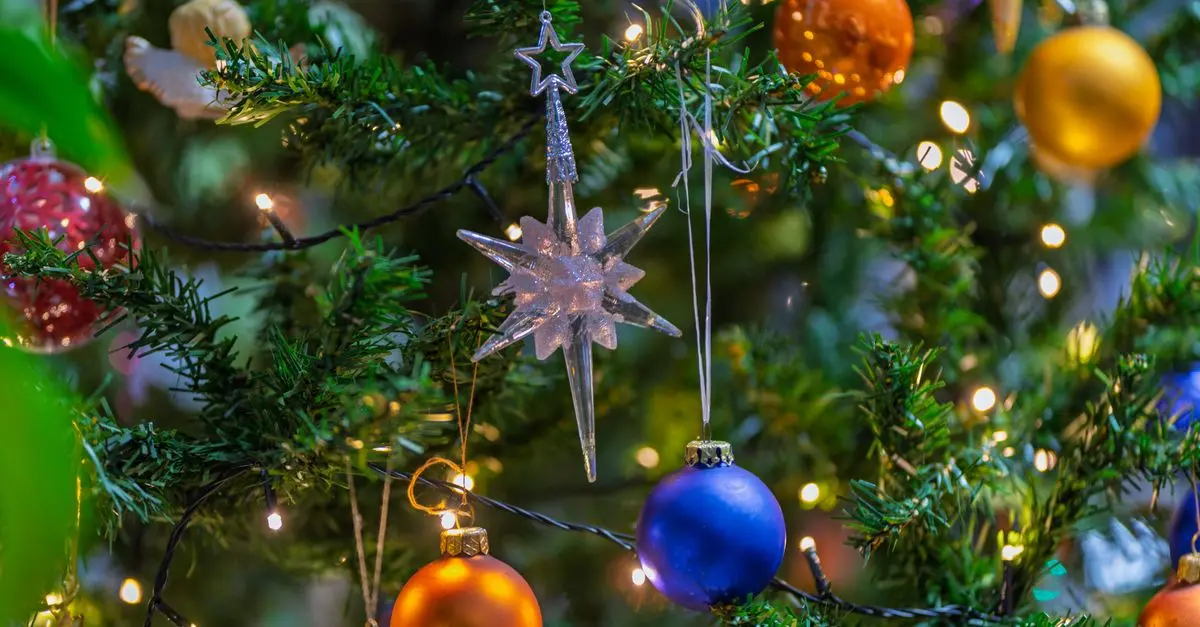 Les Meilleures Couleurs de Lumières pour Sublimer Votre Sapin