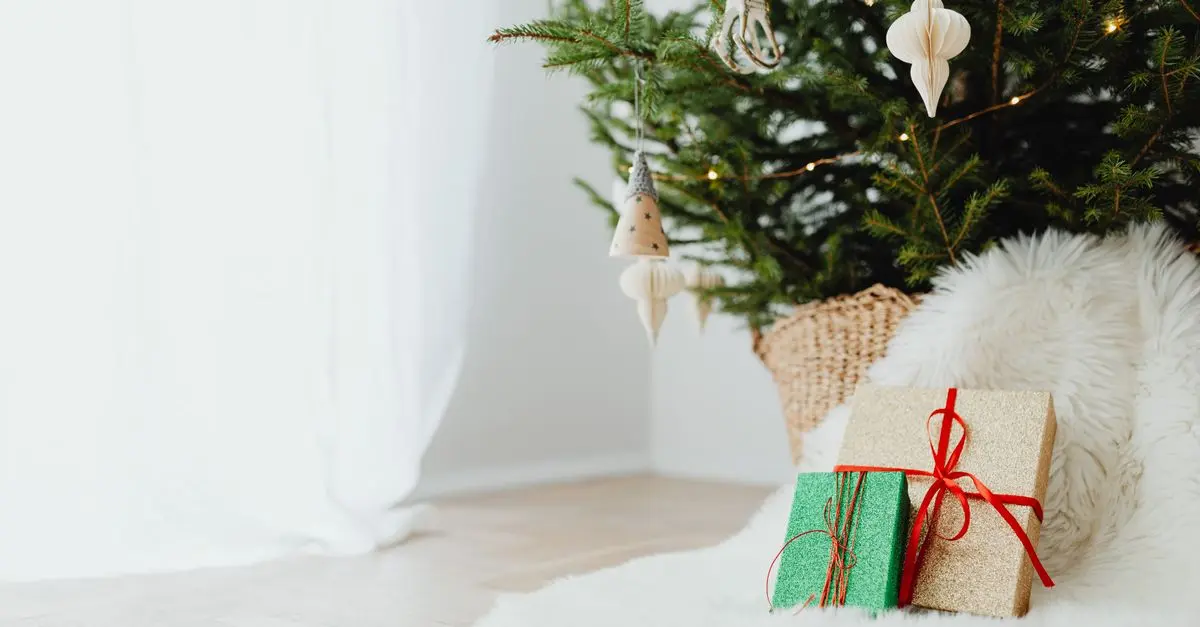 Décorer votre sapin dans un style scandinave épuré