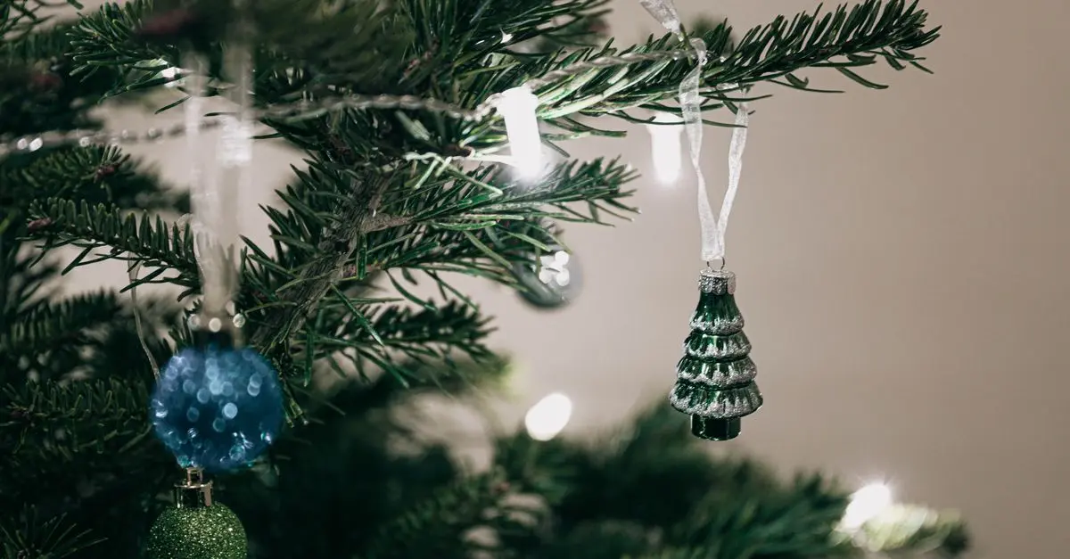 Comment réaliser une décoration lumineuse éco-responsable pour votre sapin