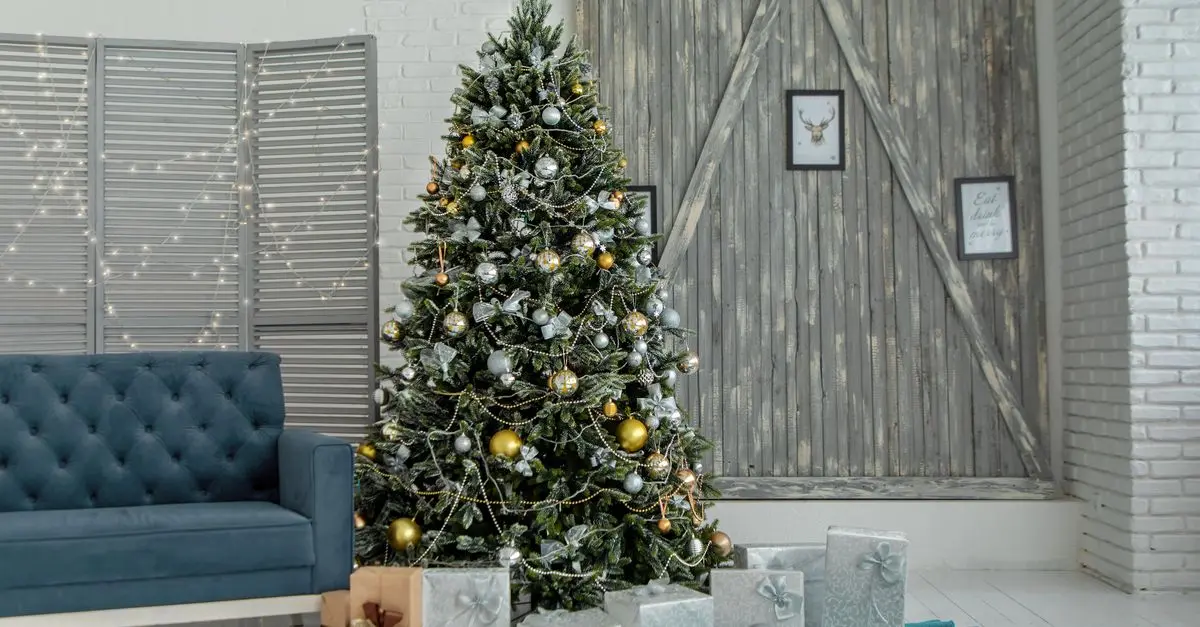 Les avantages des sapins floqués pour un Noël blanc