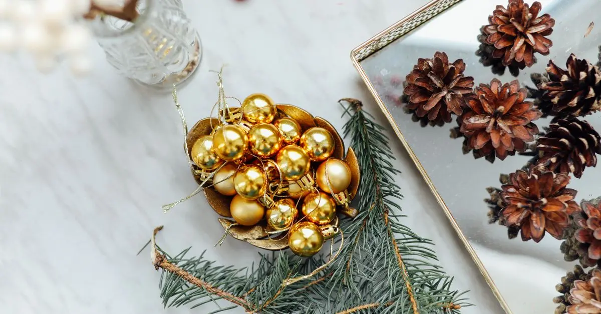 Les tendances déco minimalistes pour sapins 2026