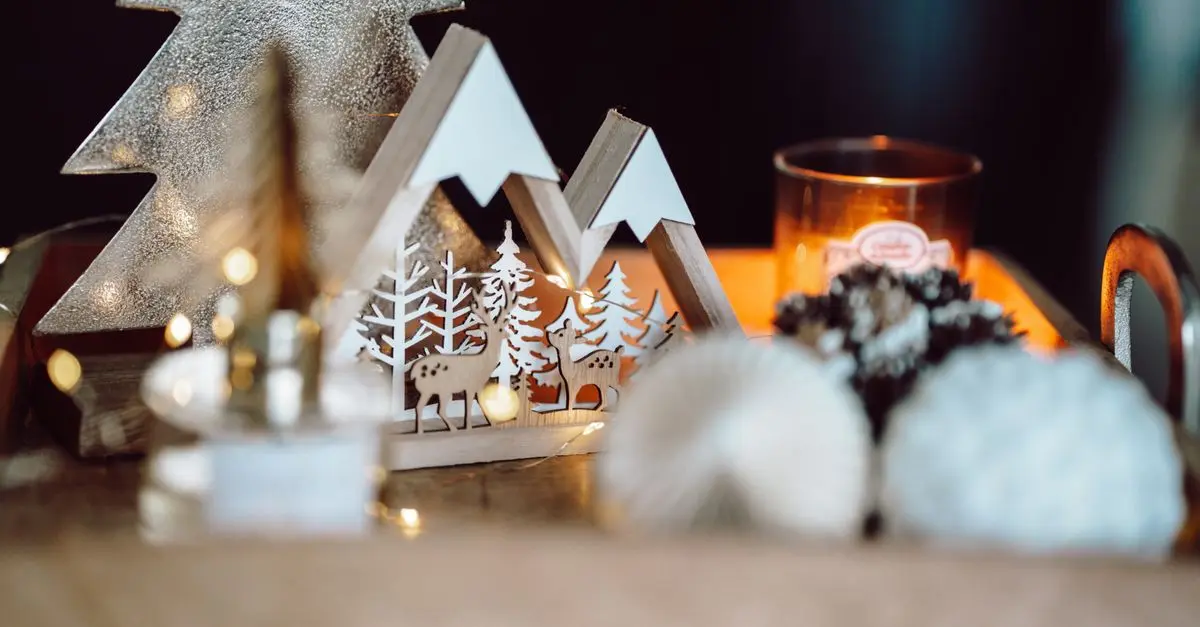Créer un sapin lumineux avec des guirlandes recyclées