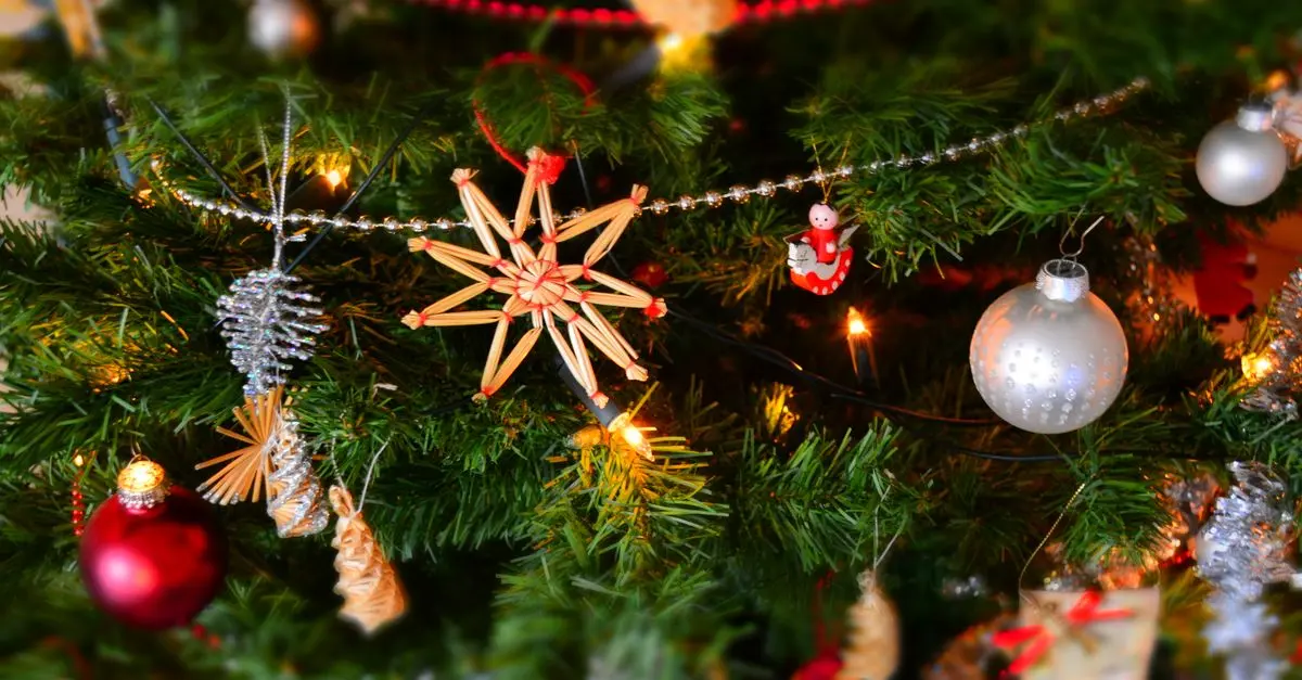 10 astuces pour illuminer votre sapin de Noël de manière créative