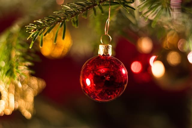 Comment créer une décoration lumineuse autour de votre sapin