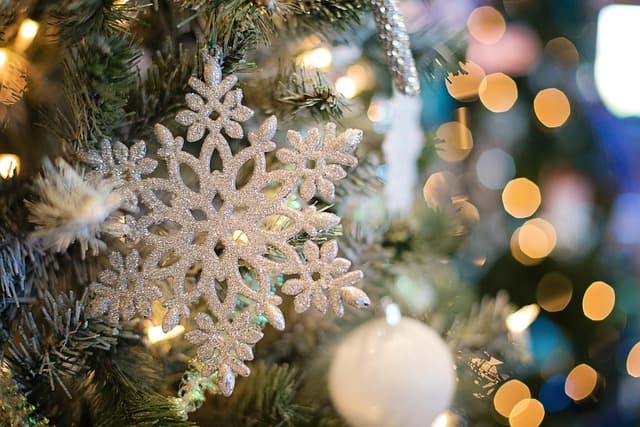 Comment créer un sapin de Noël unique avec des lumières créatives