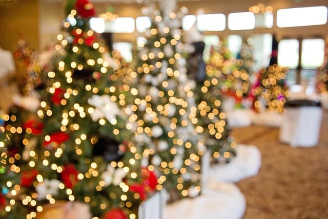Les erreurs à éviter lors de la décoration lumineuse de votre sapin