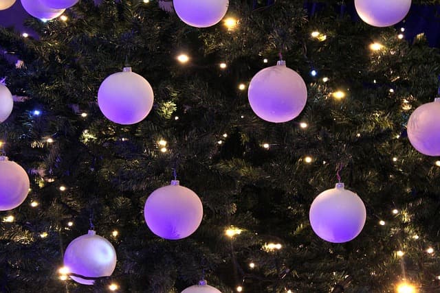 Comment intégrer des lumières dans la décoration de votre sapin