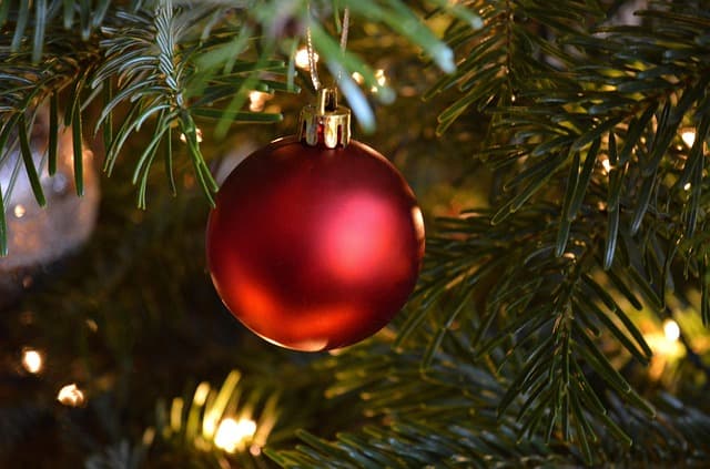 Idées créatives pour sublimer votre sapin avec des lumières